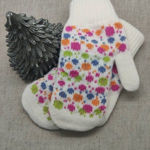 Women&#39;s winter white wool gloves with wool lining