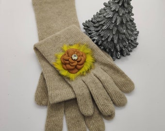 Beiger Knitted wool gloves with leather/fur brooch (only one brooch)