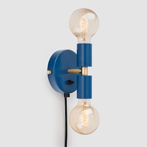 Liam Mini vägglampa i vägguttag, marinblå, på/av-strömbrytare, mid-century modern, sänglampa i rå mässing