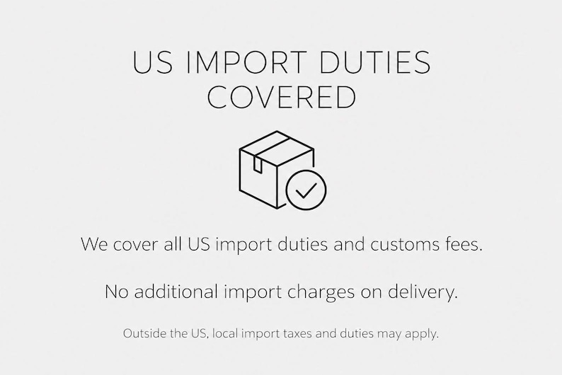 K&ouml;nnte beinhalten: Eine Grafik mit einem schwarzen Liniensymbol eines Kartons mit einem H&auml;kchen in einem Kreis. Der Text lautet: US IMPORT DUTIES COVERED. We cover all US import duties and customs fees. No additional import charges on delivery.