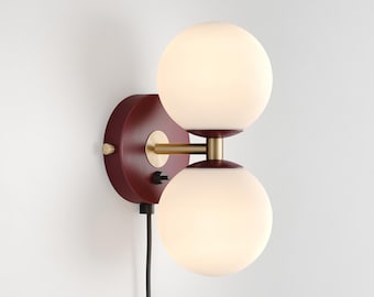 Aplique de pared enchufable Mia de mediados de siglo, estilo moderno, con esfera de vidrio lechoso en color rojo burdeos, lámpara de tocador, lámpara de noche, luminaria retro
