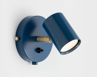 Lea Wall Sconce azul marino interruptor de encendido/apagado lámpara de noche moderna de mediados de siglo latón crudo