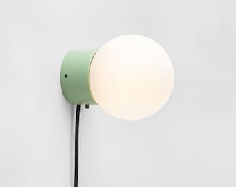 Aplique de pared Zoe, color verde oliva, con interruptor de encendido y apagado, esfera blanca, globo de vidrio lechoso, lámpara de noche tipo plafón