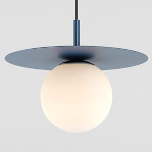 Może przedstawiać: Wisząca lampa w kolorze niebieskim i białym z okrągłym, matowym kloszem ze szkła i płaskim, okrągłym baldachimem metalowym.