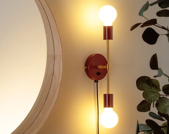 Aplique de pared Liam burdeos con interruptor de encendido y apagado, latón crudo de mediados de siglo
