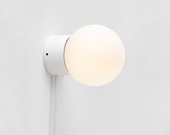 Aplique de pared Zoe blanco con interruptor de encendido/apagado, esfera blanca, globo de vidrio lechoso, lámpara de noche tipo plafón