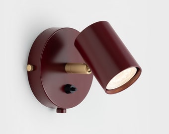 Lea Wall Sconce Borgoña Rojo Interruptor de Encendido/Apagado Lámpara de Noche Moderna de Mediados de Siglo Latón Crudo