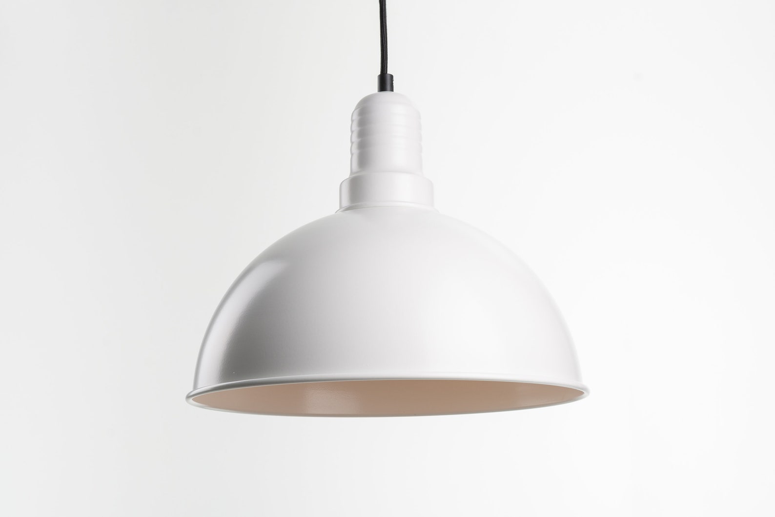 Weiße Industrielle Schlafzimmerideen / Dekoration über Bett - The Ikea