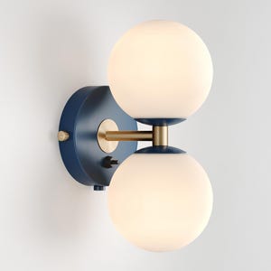 Aplique de pared moderno Mia de mediados de siglo, esfera azul marino, globo de vidrio lechoso, plafón, lámpara de tocador, lámpara de noche, luminaria retro