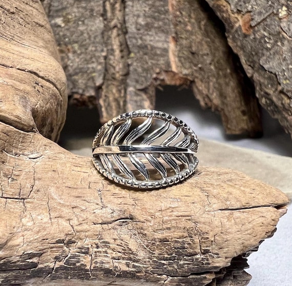 Leaf Openwork Design Sterling Silver Ring - Size 8 - image 1
