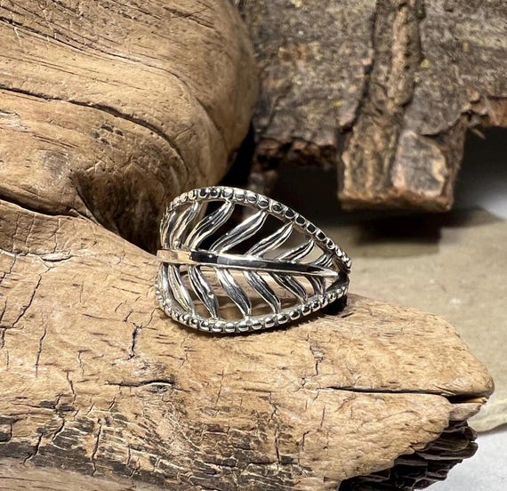 Leaf Openwork Design Sterling Silver Ring - Size 8 - image 5
