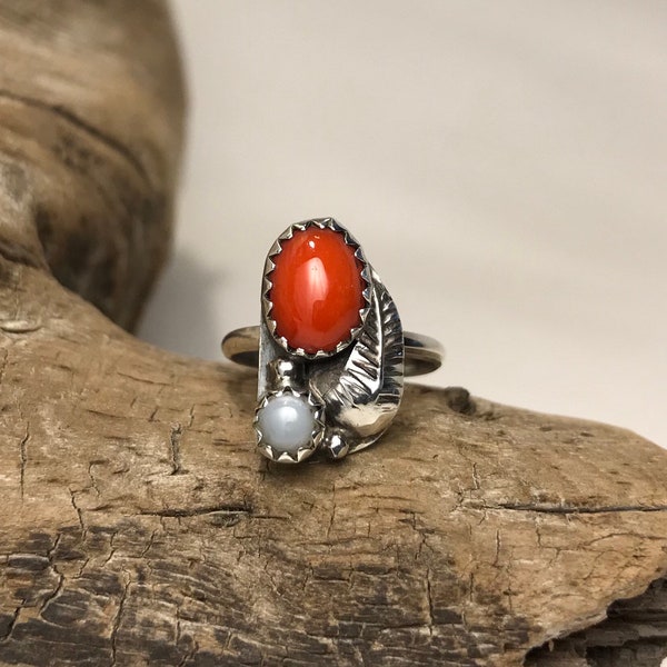 Vintage Navajo Red Coral and Mother of Pearl Sterling Silver Feather Ring - Size 2.00