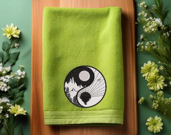 Diseño de bastidor de bordado a máquina de dibujos animados retro de montañas y mar Yin Yang - Descarga digital ITH