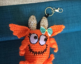 Llavero de monstruo divertido tejido a mano, un regalo ideal para cualquier ocasión.