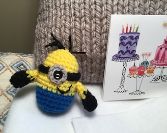 Brelok szydełkowy z uroczą zabawką Minion amigurumi