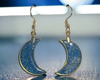 Crescent Moon Ohrringe Blaue Glitzer Clay Ohrringe mit Gold Akzenten