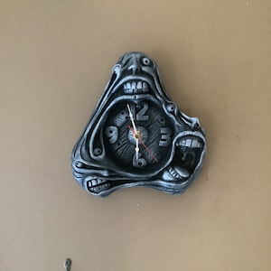 3 Headed triangle wall clock (silver)