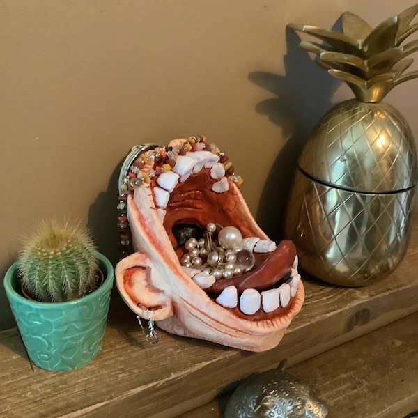 JEWELLERY HOLDER/container/ashtray. (Flesh)