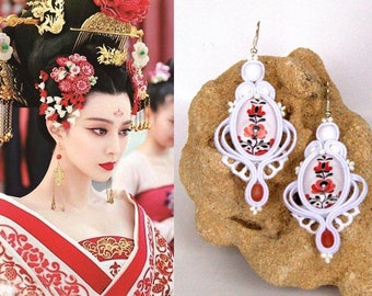 Folk earrings with floral motif