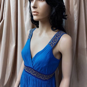 Iokasti Griechisches Baumwollkleid: Blaues Sommerkleid im antiken Stil