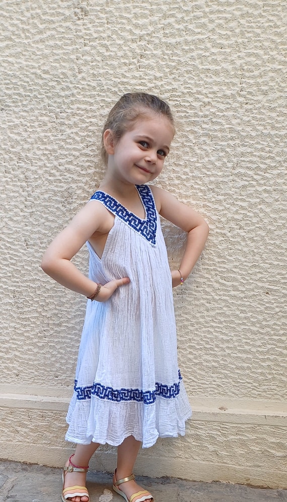Vestido antiguo de niña sale