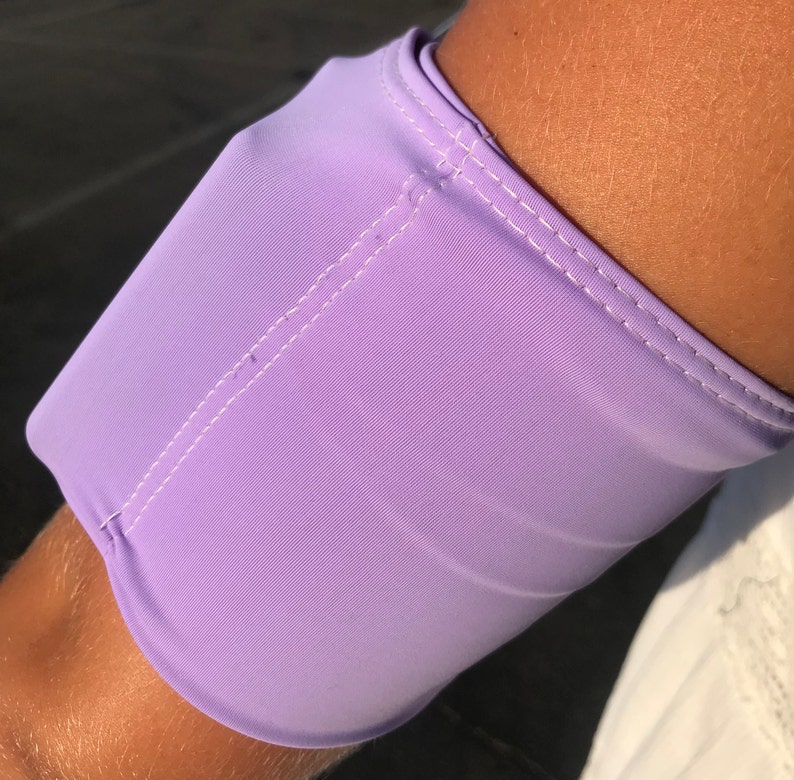Pu&ograve; includere: Un braccialetto color lavanda con cuciture bianche. Il braccialetto &egrave; realizzato in un tessuto morbido ed elastico.
