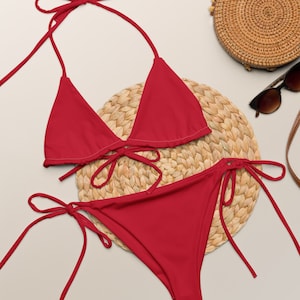 Rode gerecyclede stringbikini: uitneembare vulling, verstelbaar, meervoudig te strikken, SPF 50+