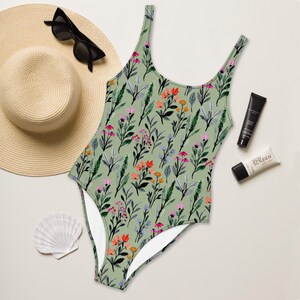 Botanischer Badeanzug - Salbeigrüner Badeanzug mit Aquarellblumen - Stimmungsvoller Badeanzug - Grüne Bademode - Plus Size Badeanzug