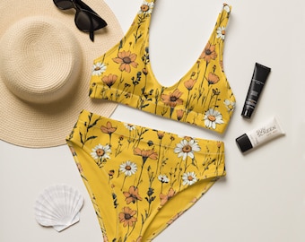Può includere: Bikini con top e slip a stampa floreale gialla. Il top è di stile halter e lo slip è di stile a vita alta.