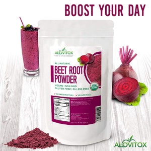 Puede incluir: Una bolsa blanca de polvo de remolacha con el texto "BOOST YOUR DAY". La bolsa est&aacute; etiquetada como "ALL NATURAL BEET ROOT POWDER" e incluye un sello org&aacute;nico USDA. Tambi&eacute;n se muestra un vaso de batido de remolacha y remolachas frescas.