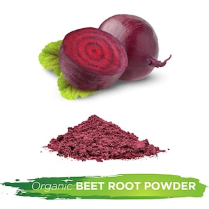 Puede incluir: Imagen de remolachas frescas y polvo de remolacha. Una remolacha entera y otra cortada por la mitad, revelando un interior rojo intenso. El polvo es de un color rojo-p&uacute;rpura vibrante. El texto "Organic BEET ROOT POWDER" se muestra en una pancarta verde.