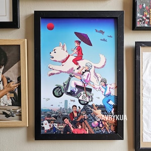 Puede incluir: Impresión artística enmarcada de anime. Escena vibrante con personajes montados en un perro blanco gigante, un scooter y vehículos voladores. La obra presenta un paisaje urbano y un sol rojo. El marco es negro.