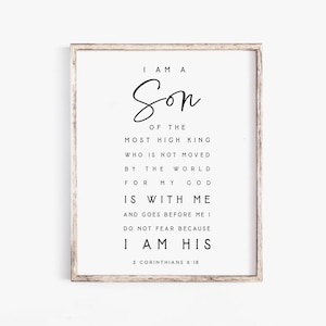 Puede incluir: Una impresión de arte de pared imprimible en blanco y negro con una cita religiosa: "Soy un hijo del Rey Altísimo que no se mueve por el mundo porque mi Dios está conmigo y va delante de mí. No temo porque soy suyo. 2 Corintios 6:18"