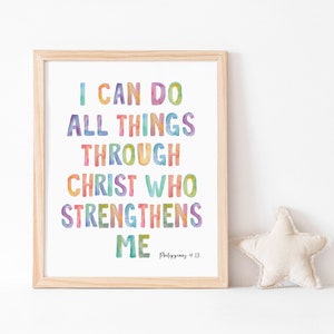 Posso fazer todas as coisas através de Cristo que me fortalece Filipenses 4:13 Verso da Bíblia Imprimir Arte de parede para berçário infantil Escritura do arco-íris para impressão