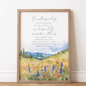 Może przedstawiać: Akwarela przedstawiająca górski krajobraz z dzikimi kwiatami na pierwszym planie. Obraz zawiera cytat z Listu do Filipian 2,3-4: "Niczego nie czyńcie z egoizmu ani próżności, ale z pokorą, uważając innych za wyższych od siebie."