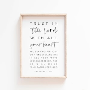 Könnte beinhalten: Ein gerahmter Druck mit dem Text "TRUST IN the Lord WITH ALL your heart" in schwarzer Schrift und Blockbuchstaben. Der Druck enthält auch den Text "AND LEAN NOT ON YOUR OWN UNDERSTANDING: IN ALL YOUR WAYS ACKNOWLEDGE HIM. AND HE WILL MAKE YOUR PATHS STRAIGHT. PROVERBS 3:5-6."