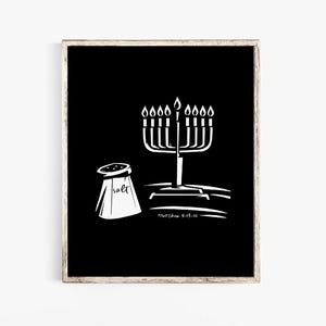 Puede incluir: Una lámina artística en blanco y negro con un dibujo lineal blanco de una menorá y un salero sobre un fondo negro. La palabra salt está escrita en el salero y el texto Matthew 5:13-16 está impreso en blanco bajo la ilustración de la menorá.