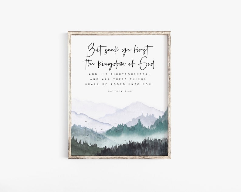 K&ouml;nnte beinhalten: Ein Aquarellbild einer Bergkette mit einem Zitat aus der Bibel: "Suchet aber zuerst das Reich Gottes und seine Gerechtigkeit, so wird euch das alles zufallen." Matth&auml;us 6,33