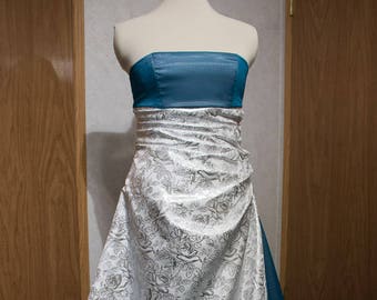 Witte en zilveren strapless jurk met rozenprint, blauwe accenten en vetersluiting in korsetstijl - trouwjurk - blauwe trouwjurk - korsetjurk