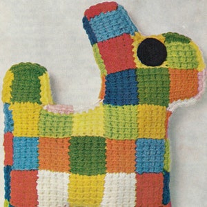 Könnte beinhalten: Ein farbenfrohes gehäkeltes Patchwork-Spielzeug in Form eines Hundes. Das Spielzeug besteht aus Quadraten in verschiedenen Farben, darunter Rot, Blau, Grün, Gelb, Orange, Weiß und Rosa.