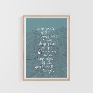 Diepe vredesafdruk, lopende golf, handgeletterde poëzie, Keltisch citaat gezegde print, opbeurende kunst, A6, A5, A4, A3, christelijke kunstprint.