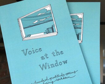 Zwei Exemplare von 'Stimme am Fenster: 100 Dankbarkeitsgedichte, die während des Lockdown geschrieben wurden' von Elisabeth Pike, Poesiebuch von Little Bird Editions.