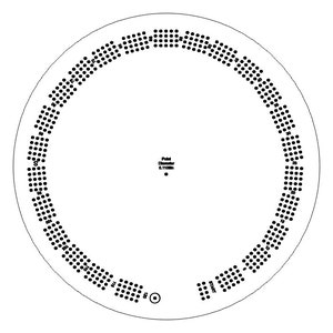 Op de afbeelding: Een wit rond bord met een zwarte cirkel in het midden. Het bord is bedekt met een raster van kleine zwarte stippen.