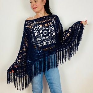 dagli USA Poncho da donna grigio con cappuccio con frange, gilet in lana all'uncinetto e cotone, taglie forti, coprispalle lavorato a maglia, poncho da spiaggia, coprispalle estivo hippie immagine 2