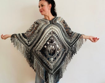 Poncho blanc noir obsidienne pour femme Poncho gris dégradé à franges en laine ombrée au crochet Poncho Cape Hippie Festival Poncho