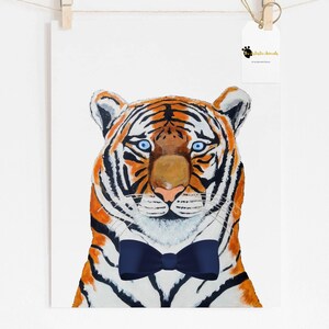 Poster di tigre per la cameretta dei bambini, decorazione per cameretta safari per bambini, animale con papillon, decorazione murale con tigre, decorazione per cameretta per bambini piccoli, cameretta con tema giungla, stampato