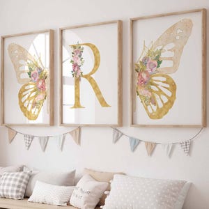 Set di 3 stampe a farfalla, Arte murale rosa cipria e oro, Arte floreale per la cameretta dei bambini, Targa con nome per bambini, Decorazione per la cameretta dei bambini con farfalle e fiori, Stampata