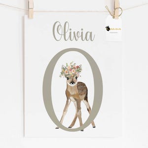 Stampa artistica personalizzata per cameretta dei bambini con un cerbiatto. Decorazione murale floreale con lettere dell'alfabeto per bambina, stampa con nome di un cervo del bosco per la cameretta dei bambini.