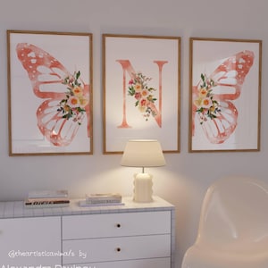 Tríptico de letras monograma personalizadas, conjunto com 3 estampas de borboletas, arte de parede em tons de coral, arte floral para quarto de bebê, placa personalizada com nome de bebê, impressa