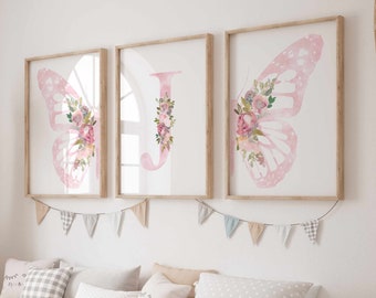 Ensemble de 3 imprimés papillon rose personnalisé, art mural rose clair, art floral pour chambre de bébé, nom de bébé, décoration de chambre de papillon et fleurs